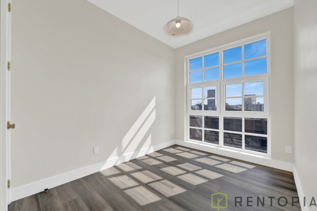 2337 Bedford Ave - Photo 10