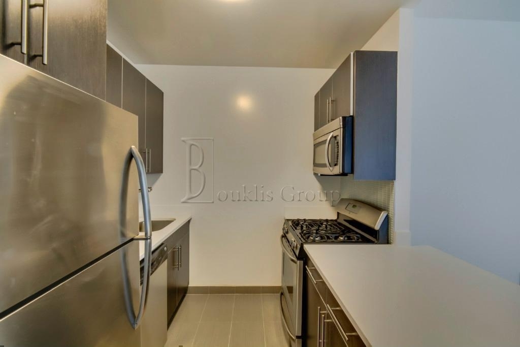 Duplex - Convertible 3 Bedroom with 2 Baths. Over 1000sqft.  - Photo 3