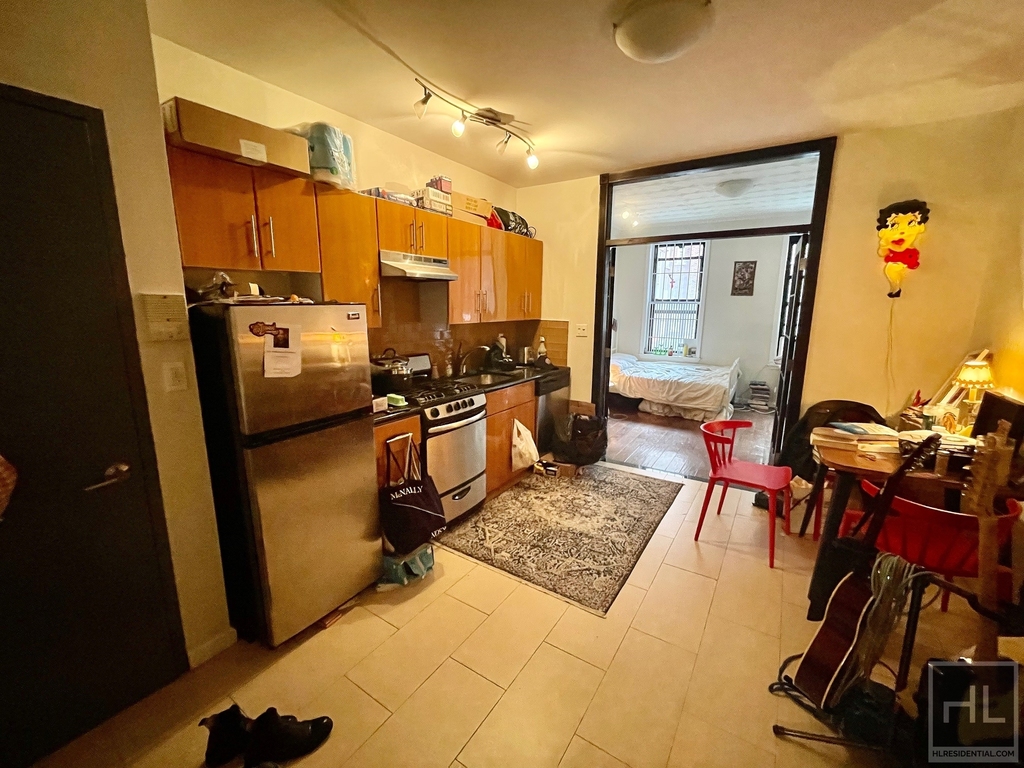 607 East 11th Street - Photo 4