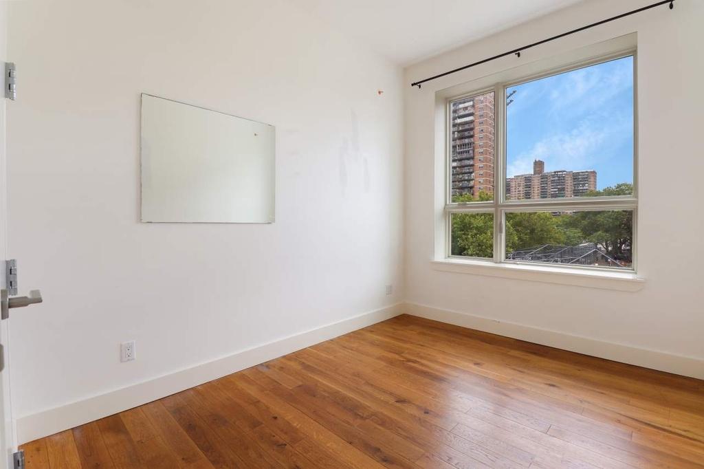 105 Leonard Street - Photo 2