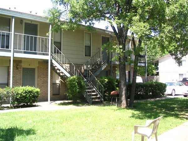 2409 Pedernales Dr - Photo 0