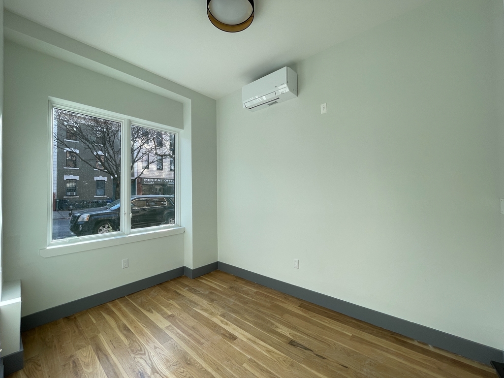 211 Montrose Avenue - Photo 1