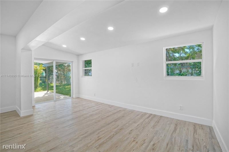 2220 Sw 84th Ave - Photo 8