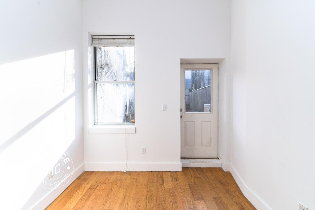 828 St Johns Place - Photo 4