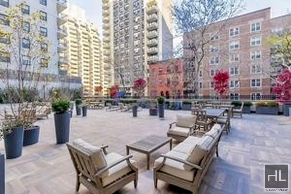 East 86th Street - Photo 14