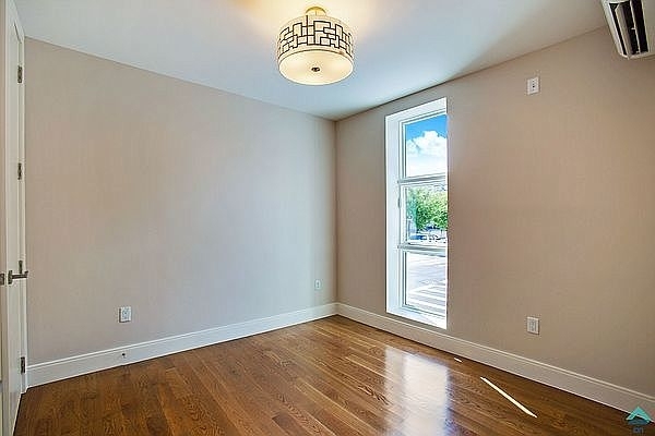 259 Evergreen Avenue - Photo 3