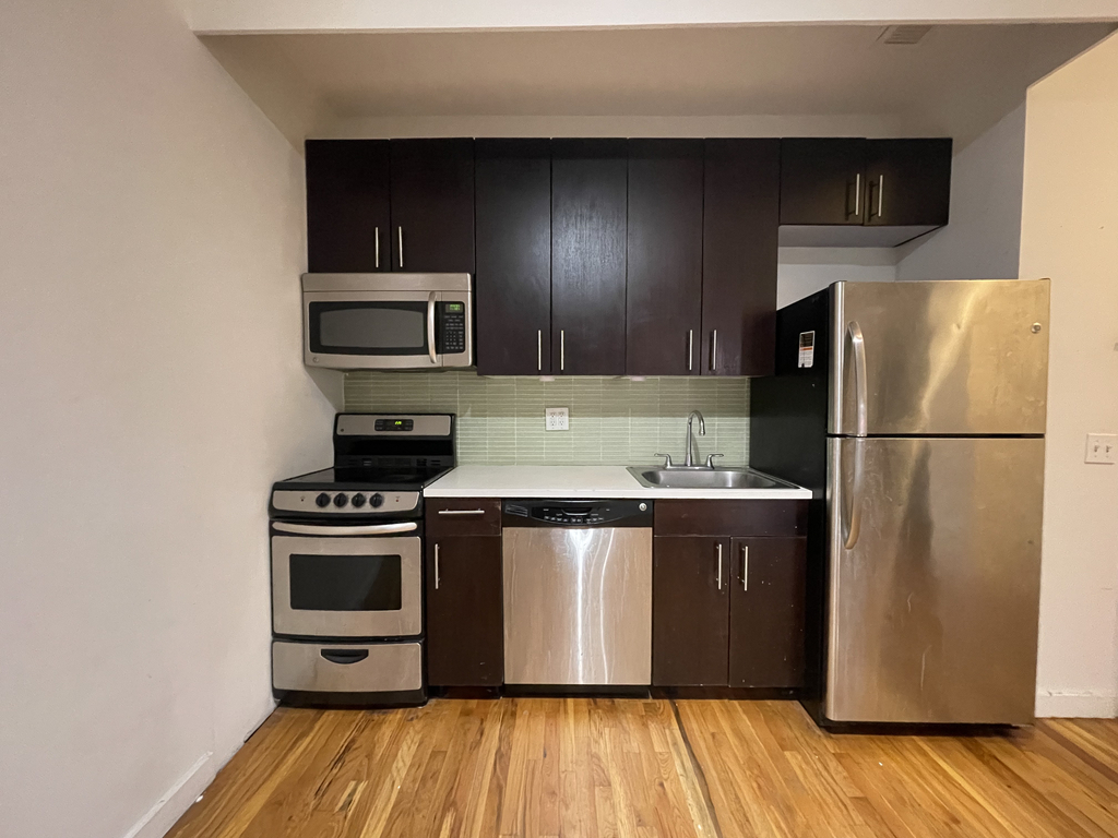 NO FEE 3 BD in Bushwick - Photo 0