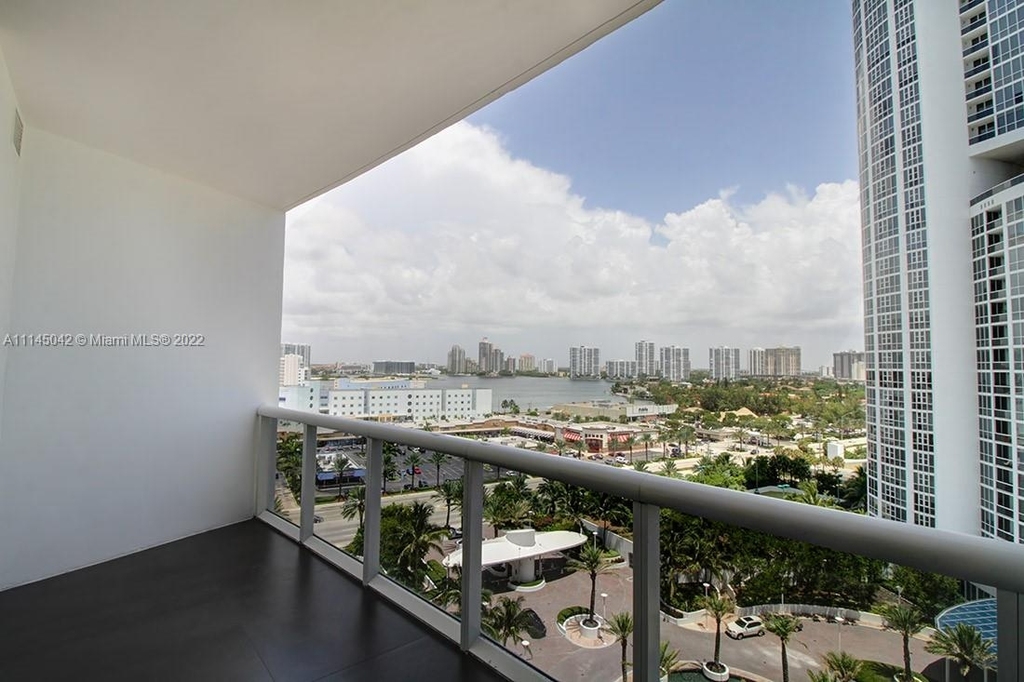 18101 Collins Ave - Photo 10