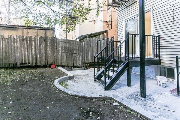 3.5 bedroom 2.5 bathroom Duplex with private backyard in greenpoint - Photo 8