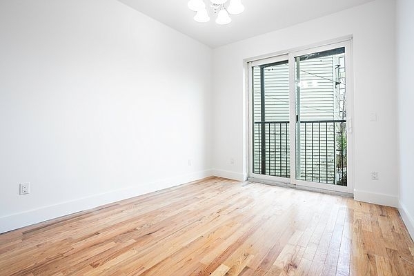 3.5 bedroom 2.5 bathroom Duplex with private backyard in greenpoint - Photo 6