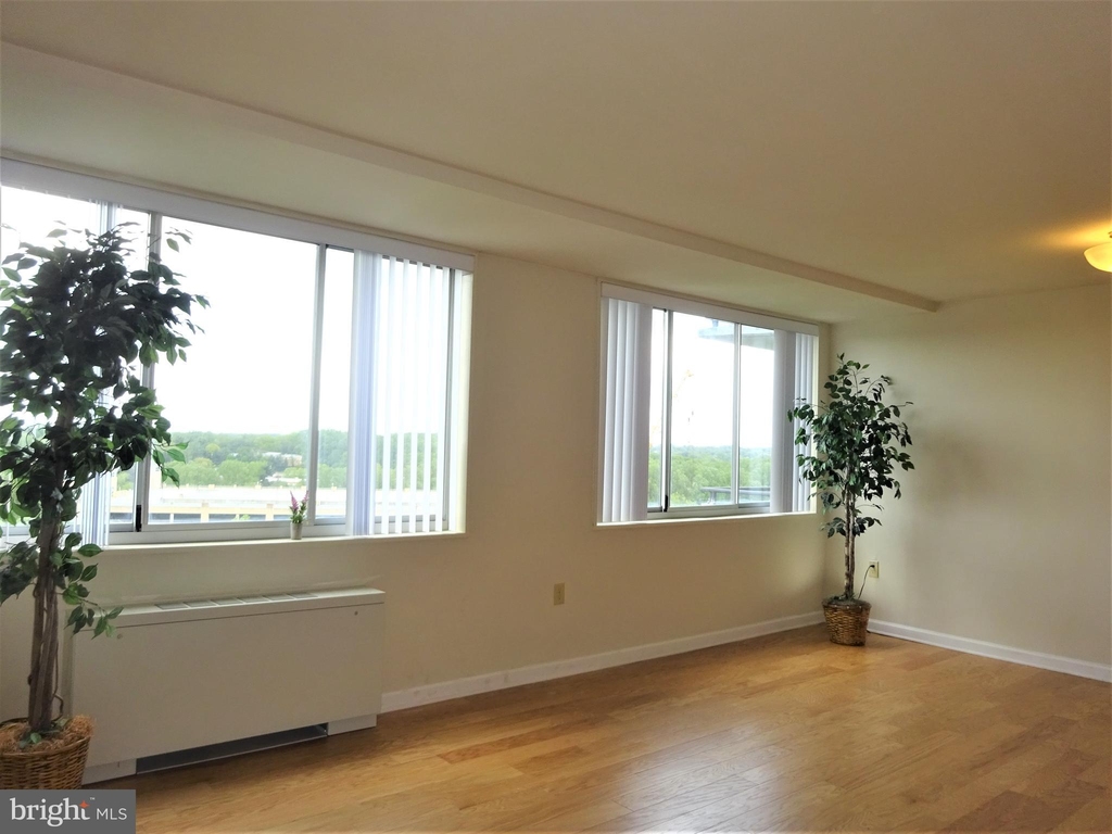 10500 Rockville Pik - Photo 1