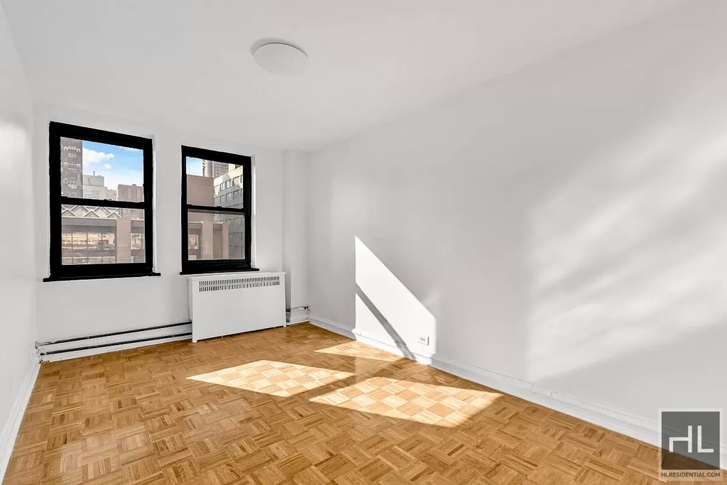 310 East 44th Street - Photo 7