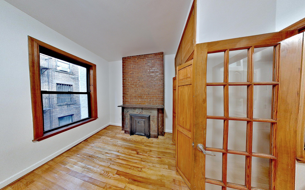 306 East 11 Street - Photo 2