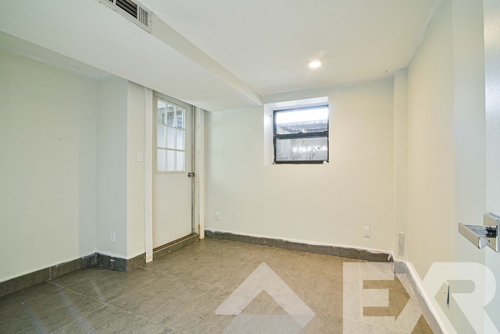 Copy of 3.5 bedroom 2.5 bathroom Duplex with private backyard in greenpoint - Photo 4