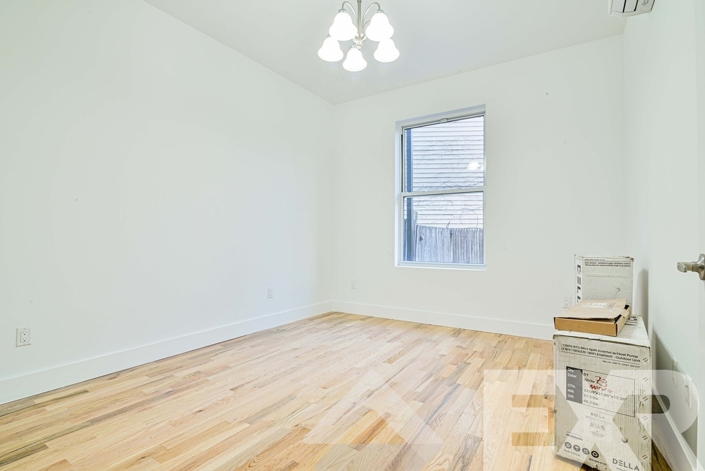 Copy of 3.5 bedroom 2.5 bathroom Duplex with private backyard in greenpoint - Photo 3