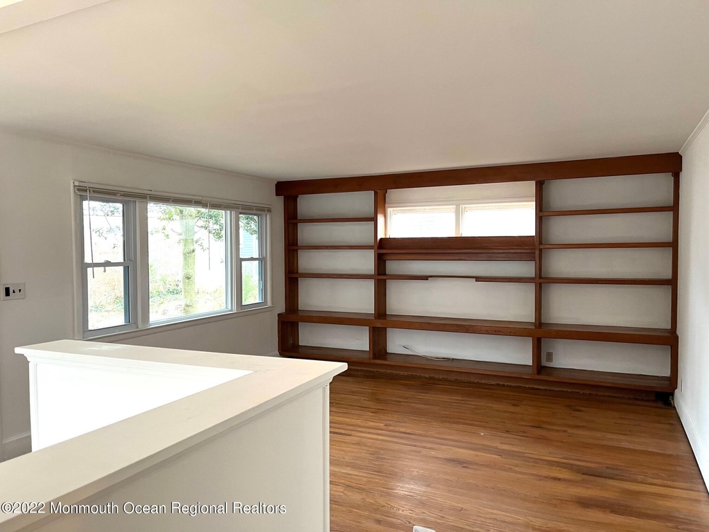 1608 Bay Avenue - Photo 2