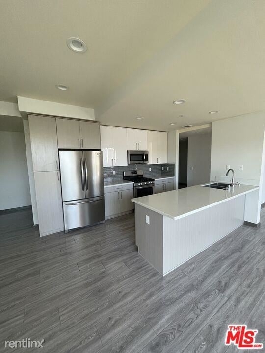 10815 Missouri Ave Apt 302 # # - Photo 6