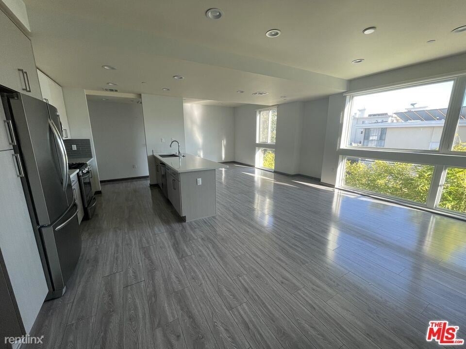 10815 Missouri Ave Apt 302 # # - Photo 0