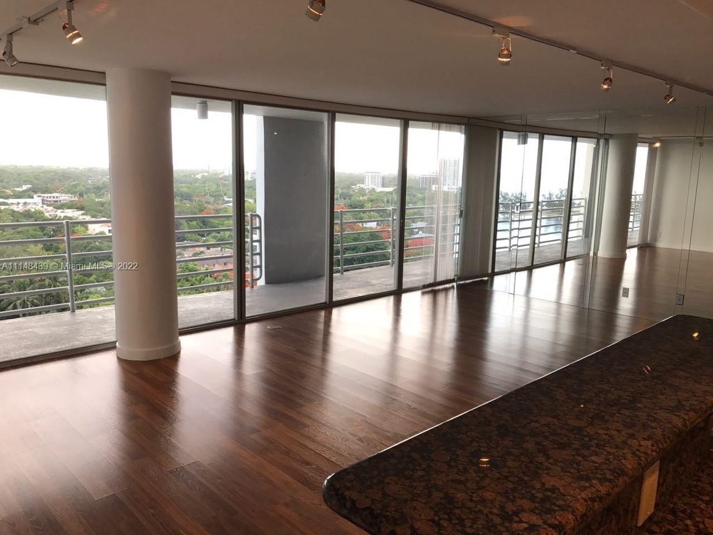 2025 Brickell Av - Photo 3