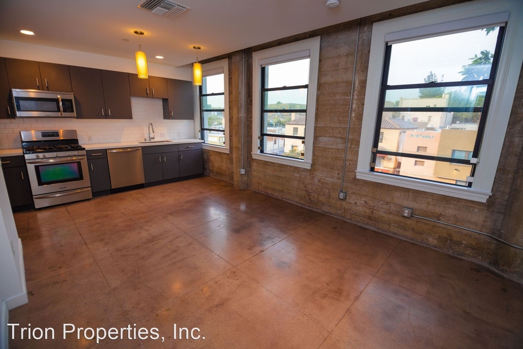 1136 W 6th Street - Photo 10