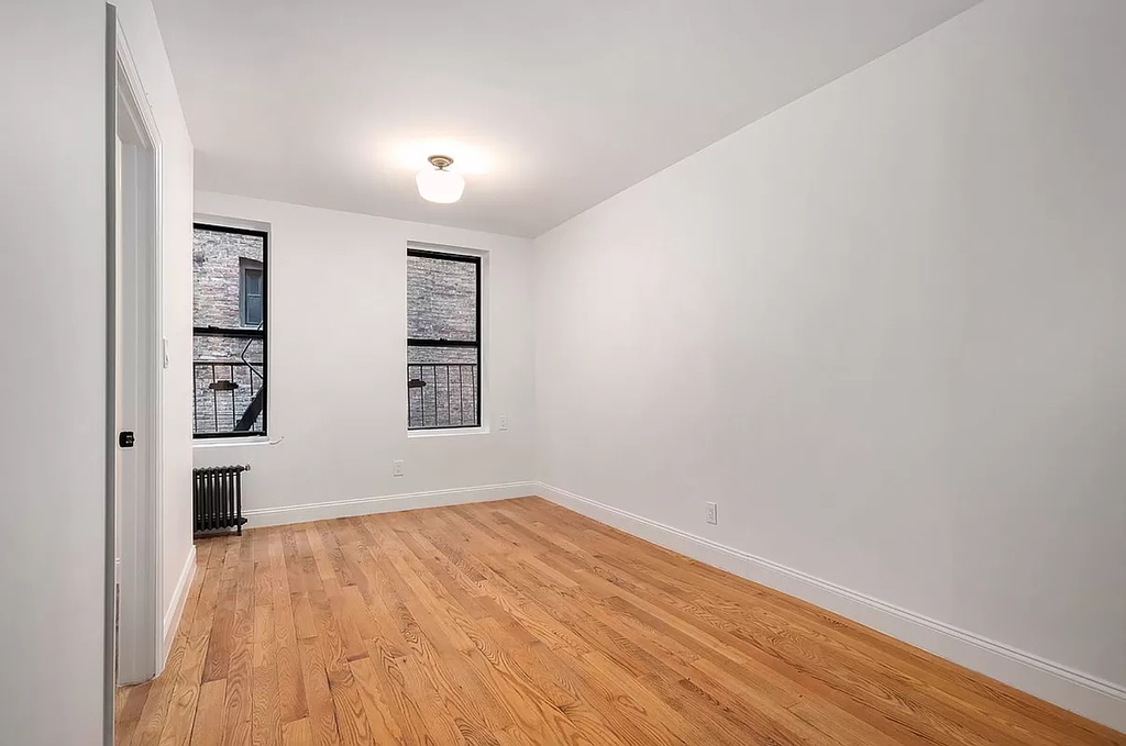 2 bed at 8th Avenue in Chelsea - Photo 3