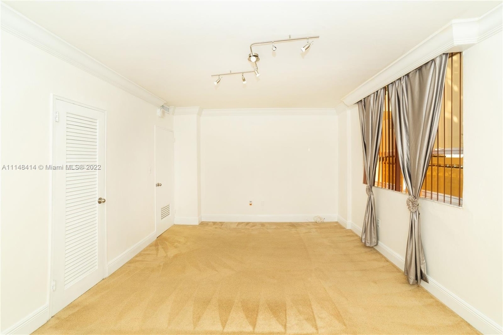 10185 Collins Ave - Photo 14