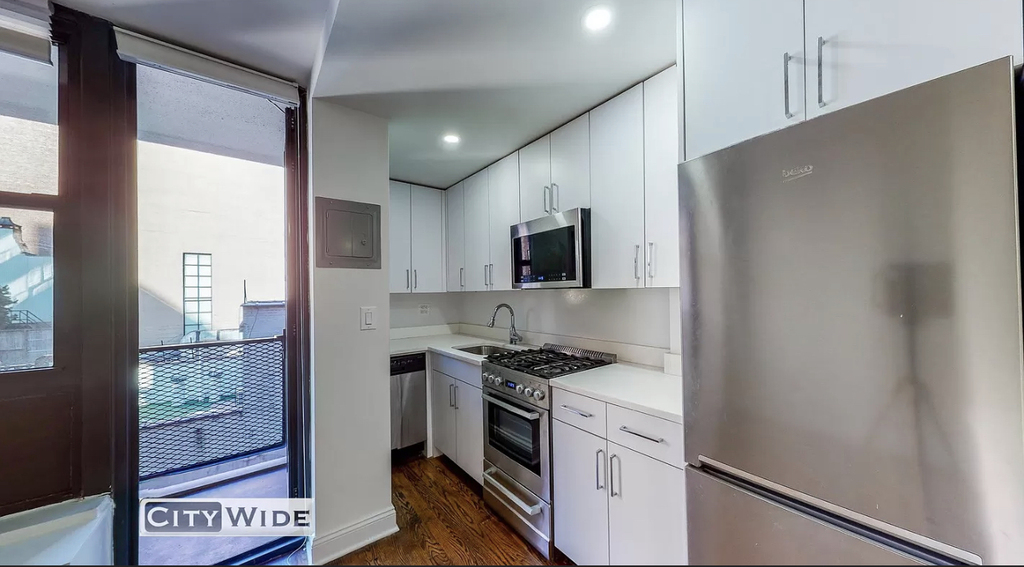 165 East 35th Street - Photo 1