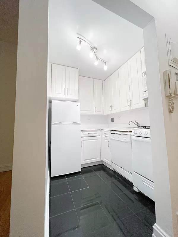 191 East 76th Street - Photo 6