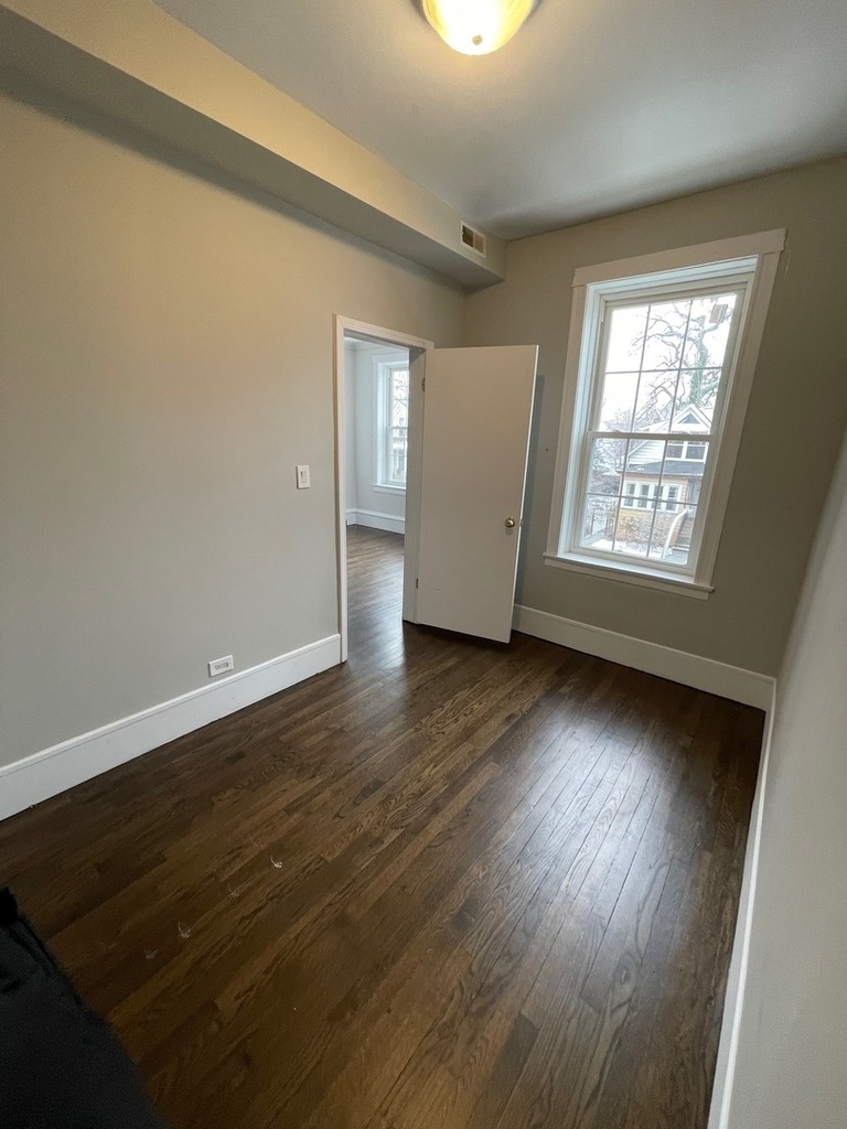 2623 North Hamlin Avenue - Photo 3