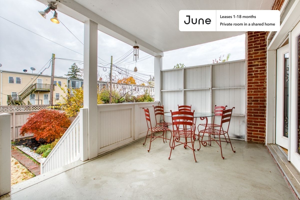 1843 Burke Street Southeast - Photo 10