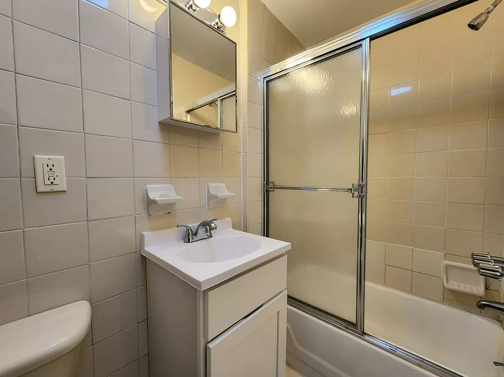 East 9th Street - Photo 4