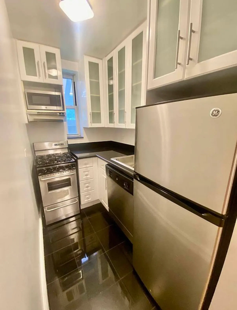 East 46th Street / Alcove Studio - Photo 1