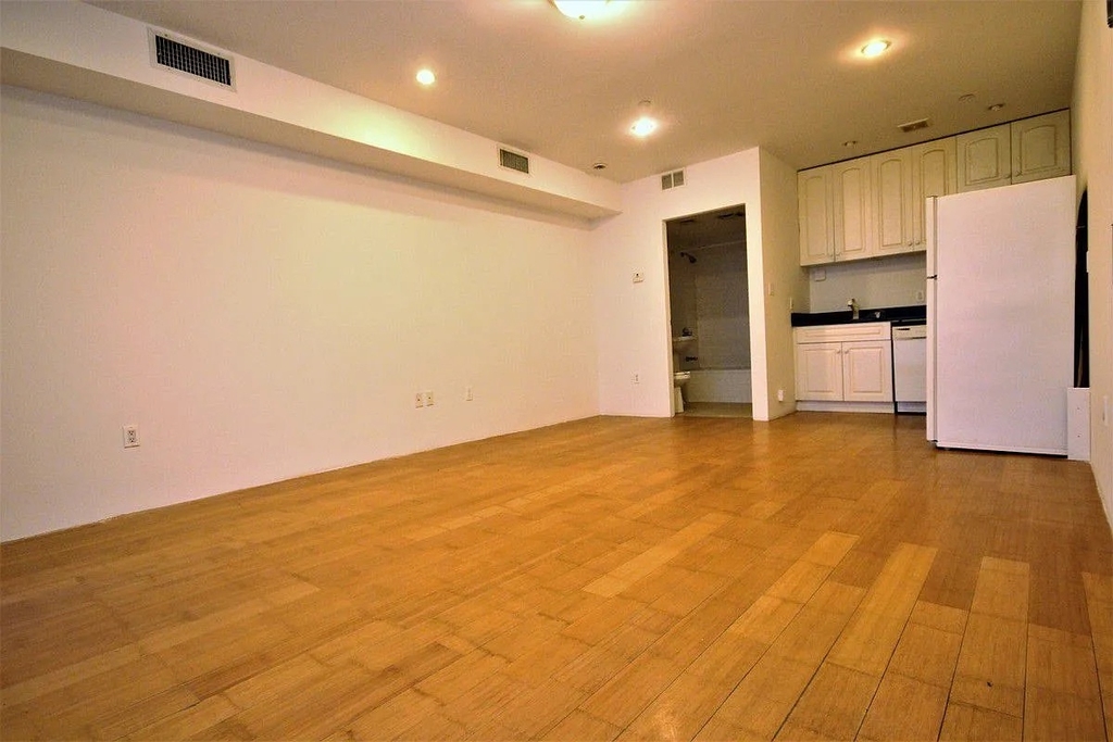 125 Kingsland Avenue #1F - Photo 2