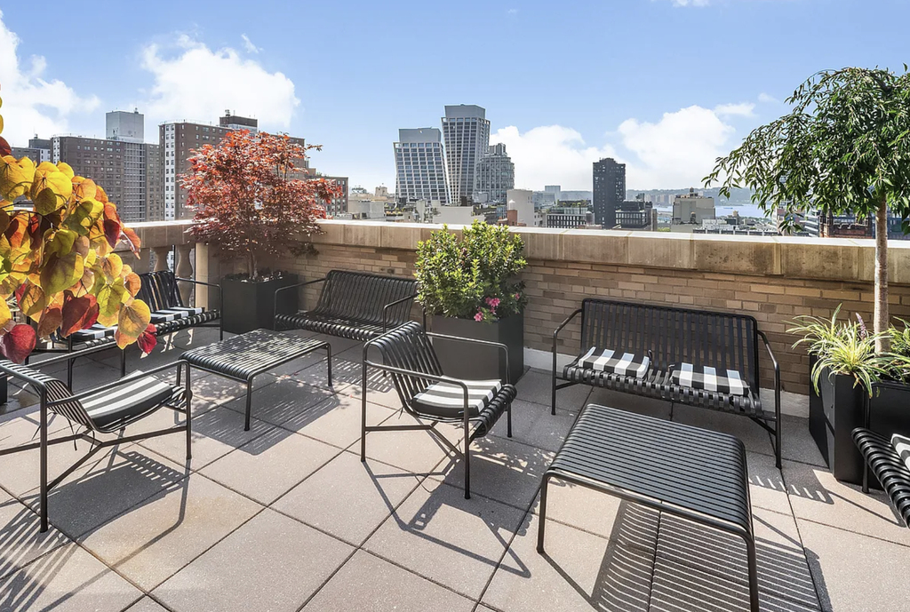 W 20th Street - Photo 4