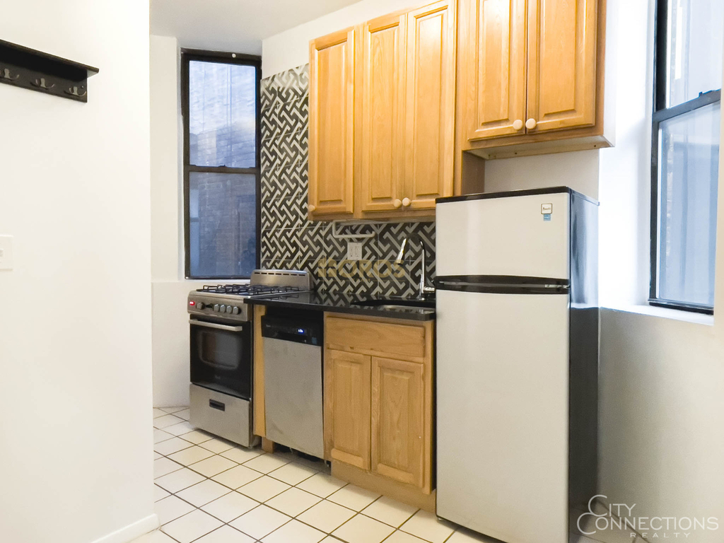 324 East 13th Street - Photo 4