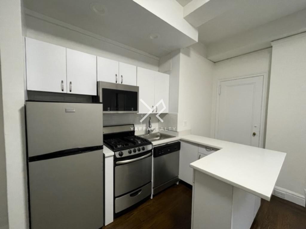 140 East 46th Street - Photo 2