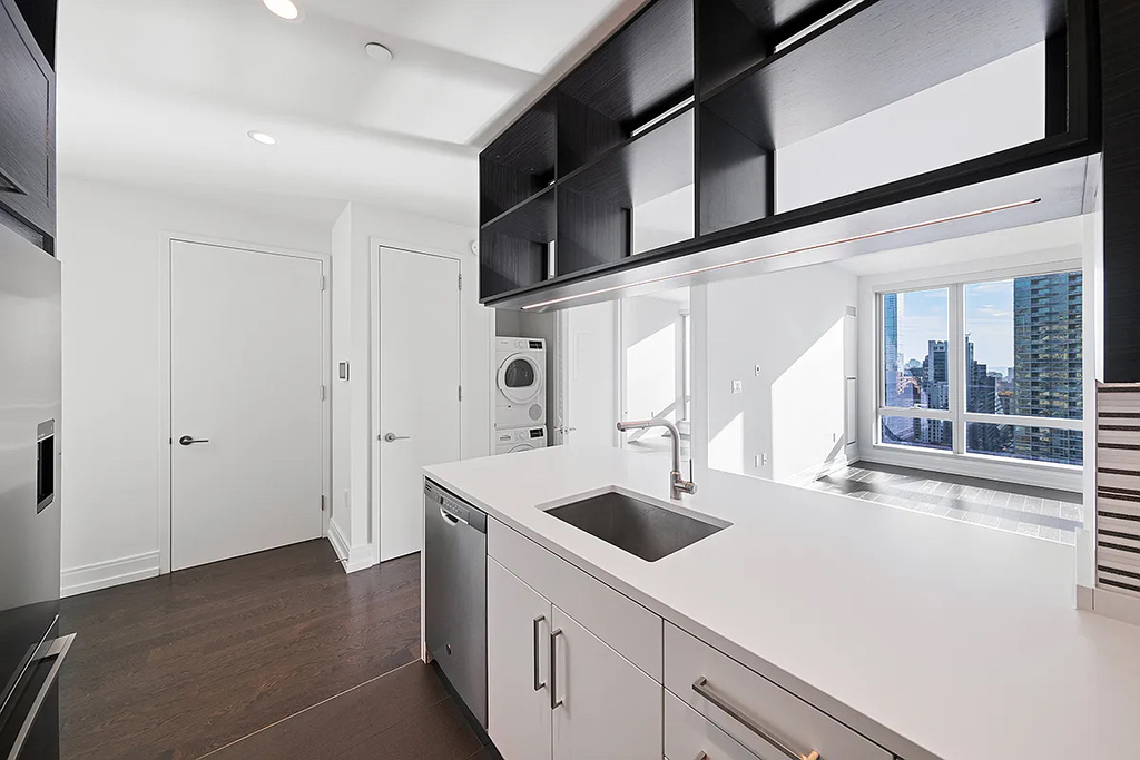 Tenth Avenue - Photo 1