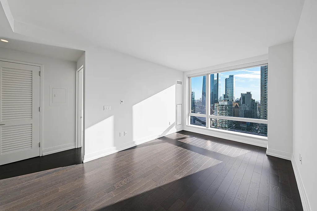 Tenth Avenue - Photo 0