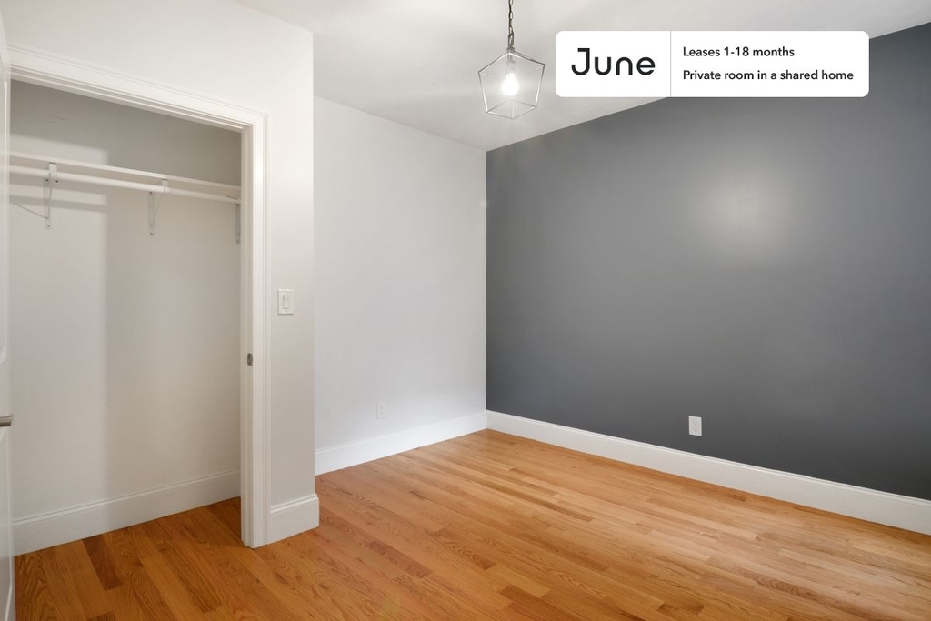 186 Kelton Street - Photo 1