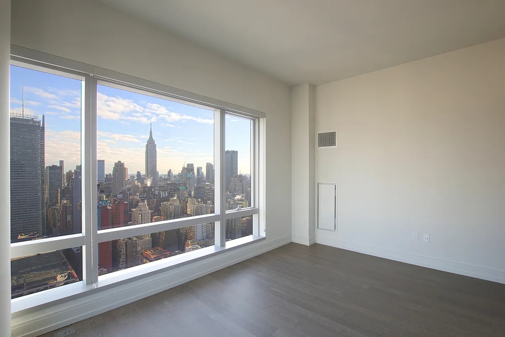 555 10th Avenue - Photo 0