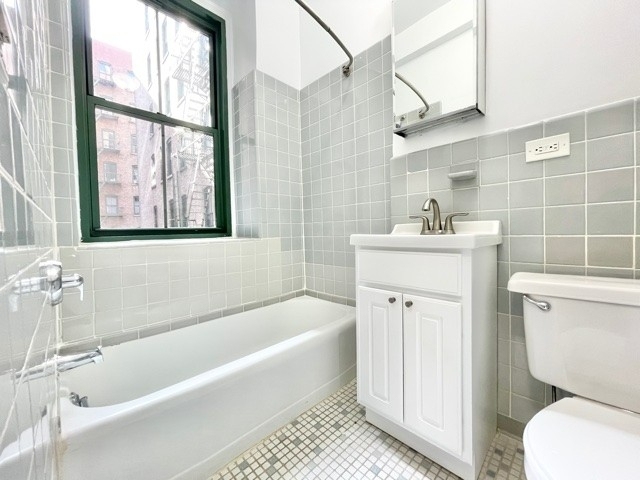 East 79th Street - Photo 4