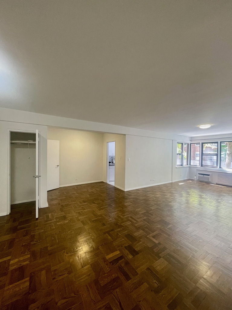 20 Beekman Place - Photo 0