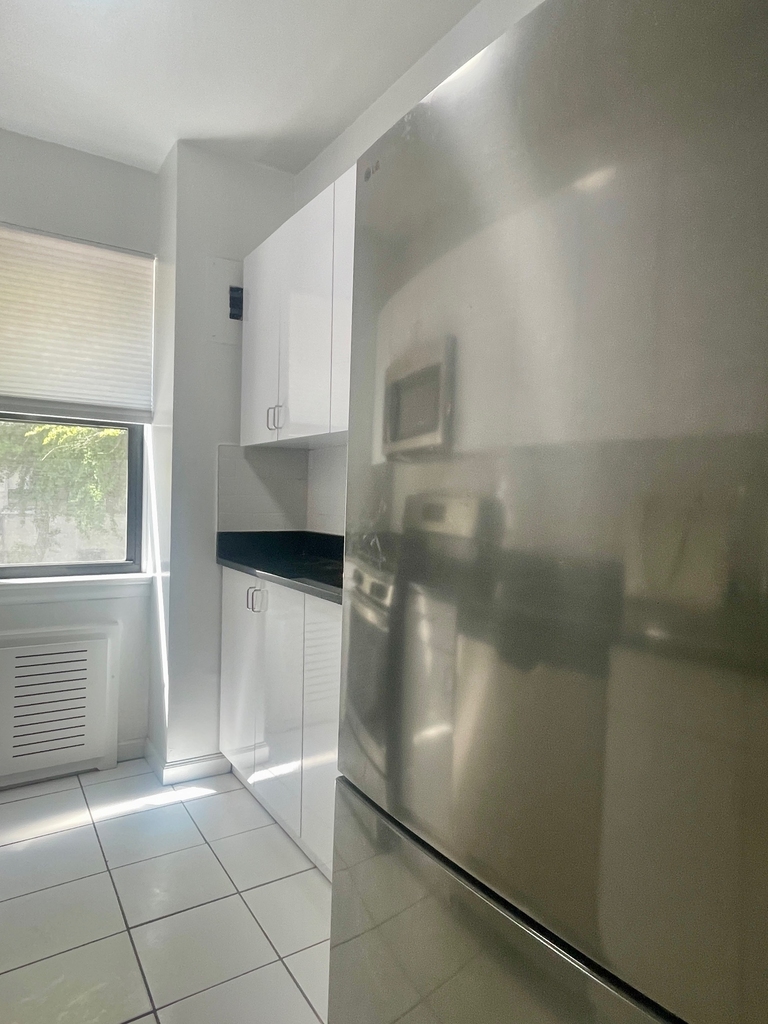 20 Beekman Place - Photo 8