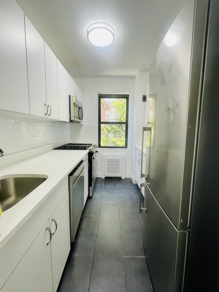20 Beekman Place, 3F - Photo 2