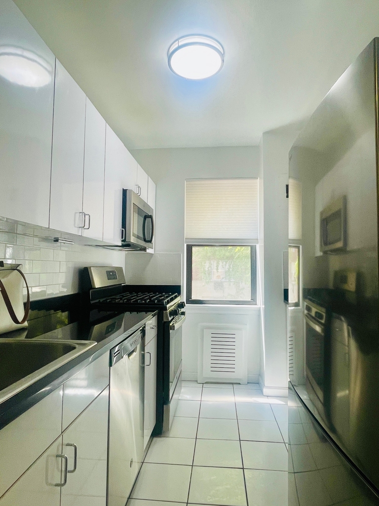 20 Beekman Place - Photo 6