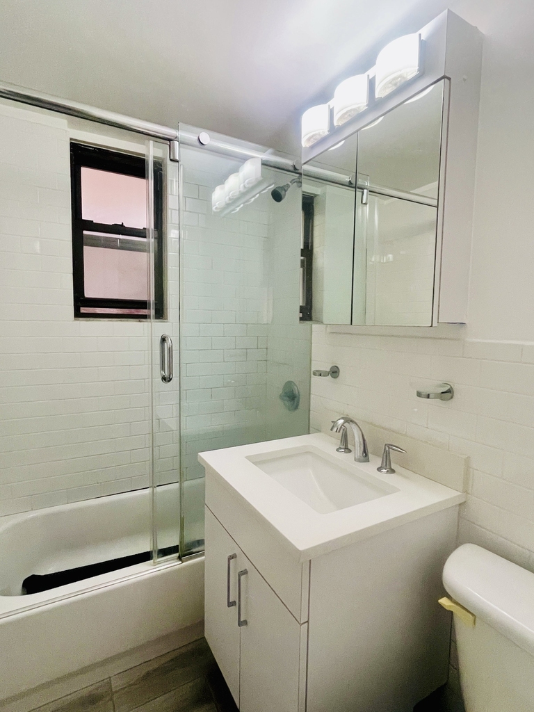 20 Beekman Place, 3F - Photo 12