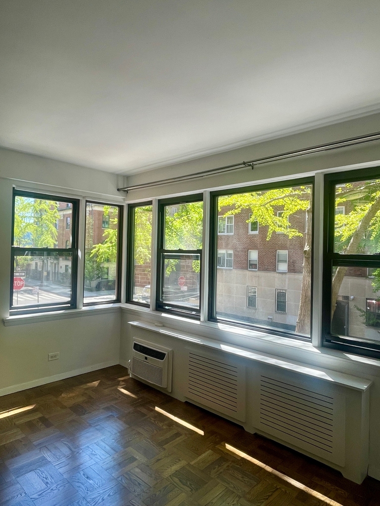 20 Beekman Place - Photo 3