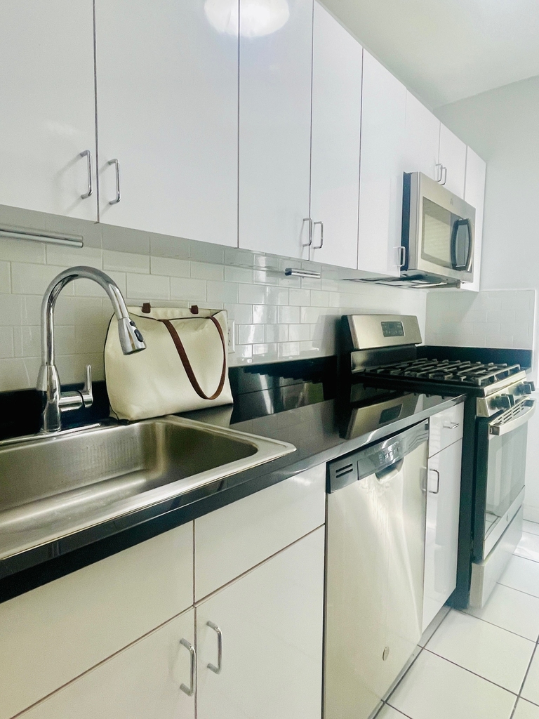 20 Beekman Place - Photo 7