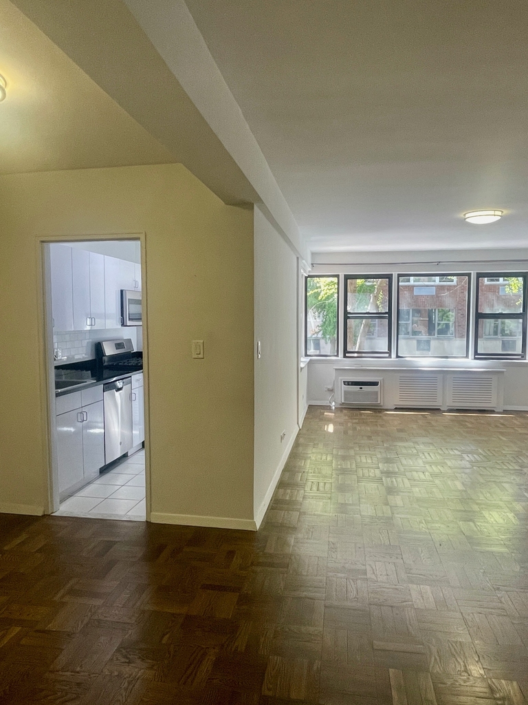 20 Beekman Place - Photo 2