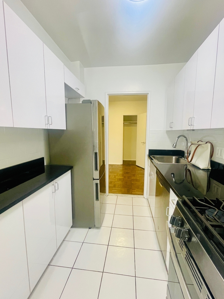 20 Beekman Place - Photo 9